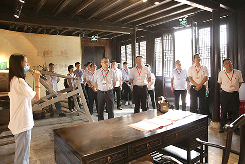 弘扬”三大法宝”，，，，感悟”张家港精神”——老街玉祥集团公司党支部开展实境教学活动